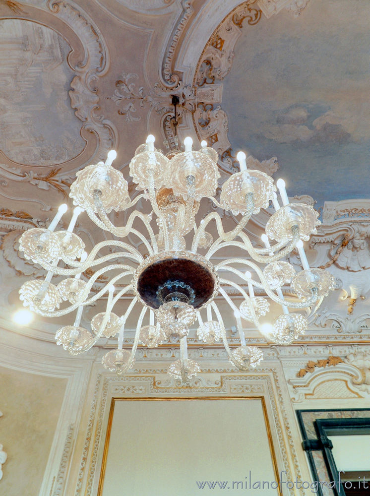 Arcore (Monza e Brianza) - Lampadario in vetro di Murano nel salone di Villa Borromeo d'Adda